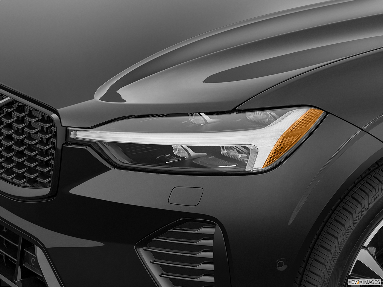2024 Volvo XC60 B5 Core Dark Theme