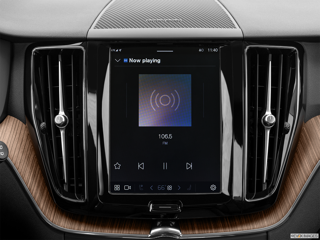 2024 Volvo XC60 B5 Core Dark Theme