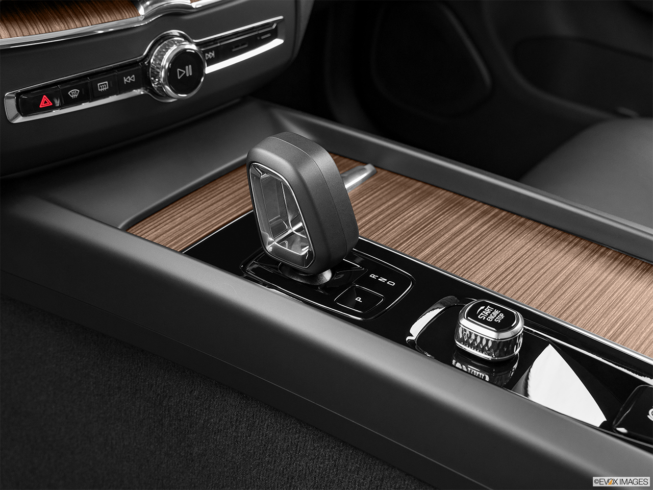 2024 Volvo XC60 B5 Core Dark Theme