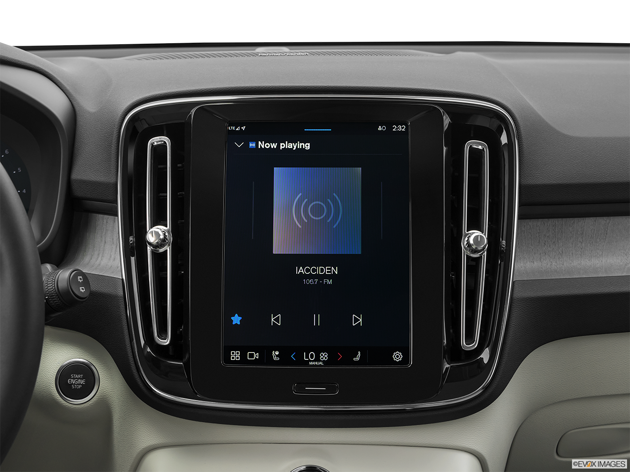 2025 Volvo XC40 B5 Core Bright Theme